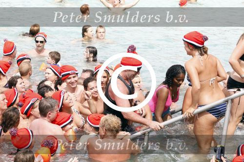 Curacao 1 januari 2011
Gerard Joling doet mee met de traditionele nieuwjaarsduik bij zanzibar.
Peter Smulders bv