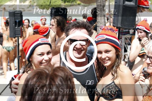 Curacao 1 januari 2011
Gerard Joling doet mee met de traditionele nieuwjaarsduik bij zanzibar.
Peter Smulders bv