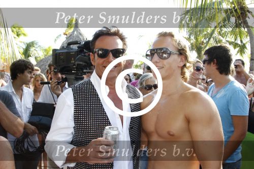 Curacao 7 januari 2012
Gerard Joling opnames videoclip op zanzibar. Patty Brard doet de regie. Gerard met een mannelijke fan
Peter Smulders bv
