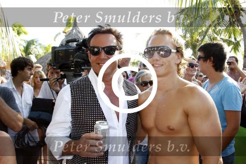Curacao 7 januari 2012
Gerard Joling opnames videoclip op zanzibar. Patty Brard doet de regie. Gerard met een mannelijke fan
Peter Smulders bv