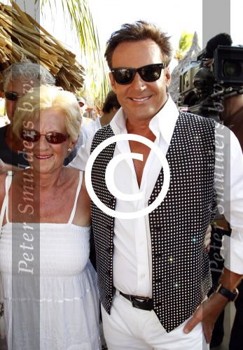 Curacao 7 januari 2012
Gerard Joling opnames videoclip op zanzibar. Patty Brard doet de regie. Gerard met zijn moeder
Peter Smulders bv