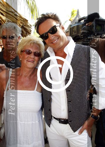 Curacao 7 januari 2012
Gerard Joling opnames videoclip op zanzibar. Patty Brard doet de regie. Gerard met zijn moeder
Peter Smulders bv
