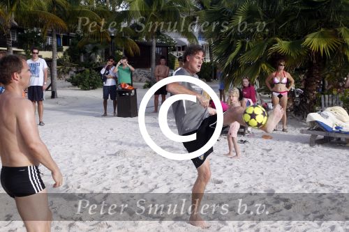 Curacao 29 december 2011
Jan Smit Nick en Simon en Kees Kwakman voetvolleyen tegen Frank de Boer Guido Albers en Edwin v d Sar op het strand van Lions dive. De artiesten winnen uiteindelijk met 4-1 in sets.
Peter Smulders bv