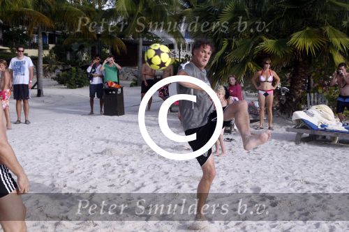 Curacao 29 december 2011
Jan Smit Nick en Simon en Kees Kwakman voetvolleyen tegen Frank de Boer Guido Albers en Edwin v d Sar op het strand van Lions dive. De artiesten winnen uiteindelijk met 4-1 in sets.
Peter Smulders bv