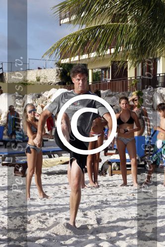 Curacao 29 december 2011
Jan Smit Nick en Simon en Kees Kwakman voetvolleyen tegen Frank de Boer Guido Albers en Edwin v d Sar op het strand van Lions dive. De artiesten winnen uiteindelijk met 4-1 in sets.
Peter Smulders bv