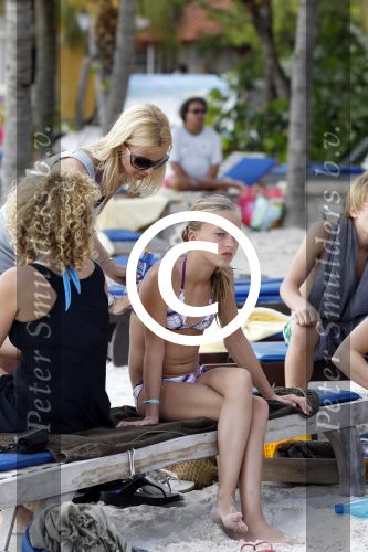 Curacao 31 december 2011
Helen de Boer de vrouw van Frank de Boer smeert dochter in.
Peter Smulders bv