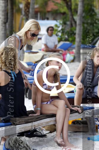 Curacao 31 december 2011
Helen de Boer de vrouw van Frank de Boer smeert dochter in.
Peter Smulders bv