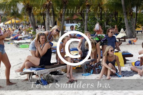 Curacao 31 december 2011
Helen de Boer de vrouw van Frank de Boer smeert dochter in.
Peter Smulders bv
