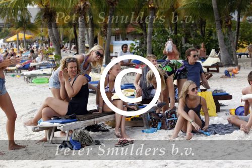 Curacao 31 december 2011
Helen de Boer de vrouw van Frank de Boer smeert dochter in.
Peter Smulders bv