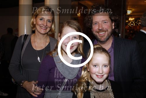 Amsterdam 22 december 2011
Premiere kerstcircus in carre. henkjan Smits met vrouw en dochters
Peter Smulders bv