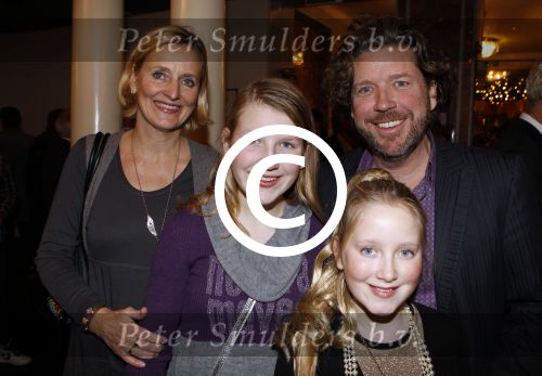 Amsterdam 22 december 2011
Premiere kerstcircus in carre. henkjan Smits met vrouw en dochters
Peter Smulders bv