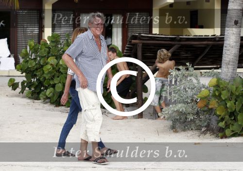 Curacao 31 december 2011
Jaap Buijs en zijn vrouw kijken naar het voetvolley van Jan Smit bij lions dive.
Peter Smulders bv