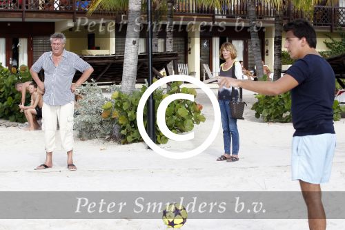 Curacao 31 december 2011
Jaap Buijs en zijn vrouw kijken naar het voetvolley van Jan Smit bij lions dive.
Peter Smulders bv