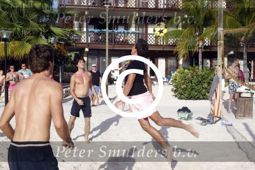 Curacao 29 december 2011
Jan Smit Nick en Simon en Kees Kwakman voetvolleyen tegen Frank de Boer Guido Albers en Edwin v d Sar op het strand van Lions dive. De artiesten winnen uiteindelijk met 4-1 in sets.
Peter Smulders bv