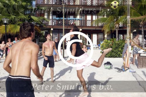 Curacao 29 december 2011
Jan Smit Nick en Simon en Kees Kwakman voetvolleyen tegen Frank de Boer Guido Albers en Edwin v d Sar op het strand van Lions dive. De artiesten winnen uiteindelijk met 4-1 in sets.
Peter Smulders bv