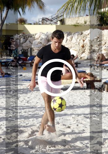 Curacao 29 december 2011
Jan Smit Nick en Simon en Kees Kwakman voetvolleyen tegen Frank de Boer Guido Albers en Edwin v d Sar op het strand van Lions dive. De artiesten winnen uiteindelijk met 4-1 in sets.
Peter Smulders bv