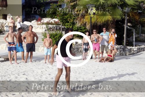 Curacao 29 december 2011
Jan Smit Nick en Simon en Kees Kwakman voetvolleyen tegen Frank de Boer Guido Albers en Edwin v d Sar op het strand van Lions dive. De artiesten winnen uiteindelijk met 4-1 in sets.
Peter Smulders bv