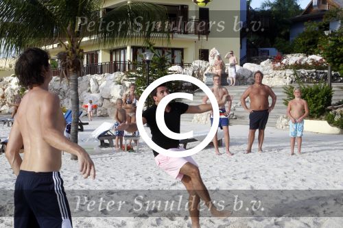 Curacao 29 december 2011
Jan Smit Nick en Simon en Kees Kwakman voetvolleyen tegen Frank de Boer Guido Albers en Edwin v d Sar op het strand van Lions dive. De artiesten winnen uiteindelijk met 4-1 in sets.
Peter Smulders bv