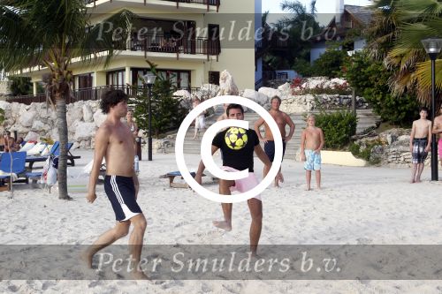 Curacao 29 december 2011
Jan Smit Nick en Simon en Kees Kwakman voetvolleyen tegen Frank de Boer Guido Albers en Edwin v d Sar op het strand van Lions dive. De artiesten winnen uiteindelijk met 4-1 in sets.
Peter Smulders bv