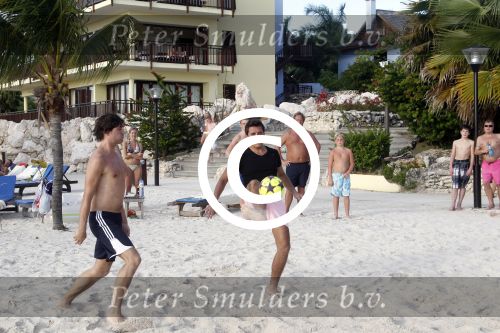 Curacao 29 december 2011
Jan Smit Nick en Simon en Kees Kwakman voetvolleyen tegen Frank de Boer Guido Albers en Edwin v d Sar op het strand van Lions dive. De artiesten winnen uiteindelijk met 4-1 in sets.
Peter Smulders bv