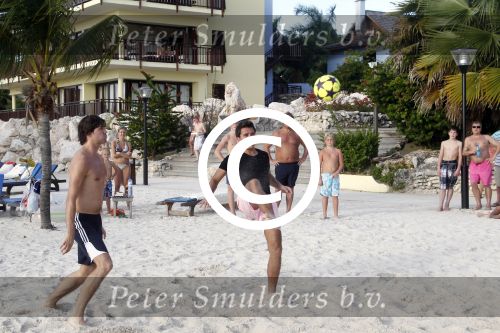 Curacao 29 december 2011
Jan Smit Nick en Simon en Kees Kwakman voetvolleyen tegen Frank de Boer Guido Albers en Edwin v d Sar op het strand van Lions dive. De artiesten winnen uiteindelijk met 4-1 in sets.
Peter Smulders bv
