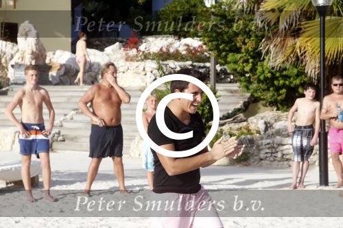 Curacao 29 december 2011
Jan Smit Nick en Simon en Kees Kwakman voetvolleyen tegen Frank de Boer Guido Albers en Edwin v d Sar op het strand van Lions dive. De artiesten winnen uiteindelijk met 4-1 in sets.
Peter Smulders bv