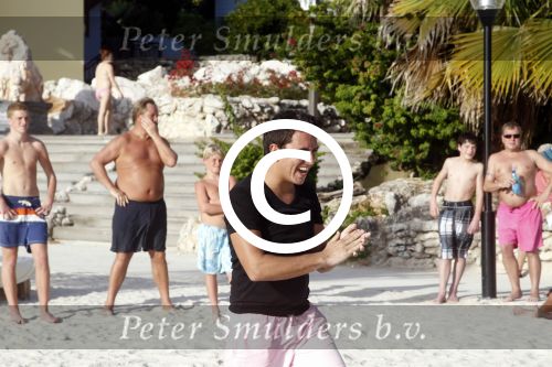 Curacao 29 december 2011
Jan Smit Nick en Simon en Kees Kwakman voetvolleyen tegen Frank de Boer Guido Albers en Edwin v d Sar op het strand van Lions dive. De artiesten winnen uiteindelijk met 4-1 in sets.
Peter Smulders bv