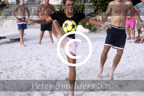 Curacao 29 december 2011
Jan Smit Nick en Simon en Kees Kwakman voetvolleyen tegen Frank de Boer Guido Albers en Edwin v d Sar op het strand van Lions dive. De artiesten winnen uiteindelijk met 4-1 in sets.
Peter Smulders bv