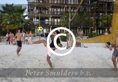 Curacao 29 december 2011
Jan Smit Nick en Simon en Kees Kwakman voetvolleyen tegen Frank de Boer Guido Albers en Edwin v d Sar op het strand van Lions dive. De artiesten winnen uiteindelijk met 4-1 in sets.
Peter Smulders bv