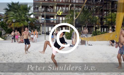 Curacao 29 december 2011
Jan Smit Nick en Simon en Kees Kwakman voetvolleyen tegen Frank de Boer Guido Albers en Edwin v d Sar op het strand van Lions dive. De artiesten winnen uiteindelijk met 4-1 in sets.
Peter Smulders bv
