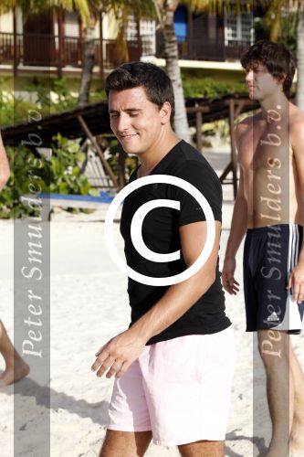 Curacao 29 december 2011
Jan Smit Nick en Simon en Kees Kwakman voetvolleyen tegen Frank de Boer Guido Albers en Edwin v d Sar op het strand van Lions dive. De artiesten winnen uiteindelijk met 4-1 in sets.
Peter Smulders bv