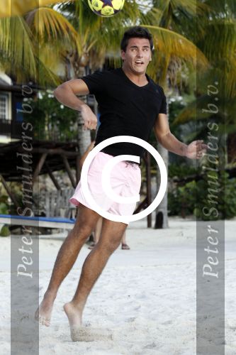 Curacao 29 december 2011
Jan Smit Nick en Simon en Kees Kwakman voetvolleyen tegen Frank de Boer Guido Albers en Edwin v d Sar op het strand van Lions dive. De artiesten winnen uiteindelijk met 4-1 in sets.
Peter Smulders bv