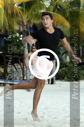 Curacao 29 december 2011
Jan Smit Nick en Simon en Kees Kwakman voetvolleyen tegen Frank de Boer Guido Albers en Edwin v d Sar op het strand van Lions dive. De artiesten winnen uiteindelijk met 4-1 in sets.
Peter Smulders bv
