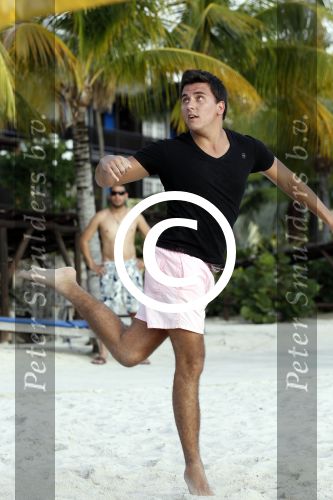 Curacao 29 december 2011
Jan Smit Nick en Simon en Kees Kwakman voetvolleyen tegen Frank de Boer Guido Albers en Edwin v d Sar op het strand van Lions dive. De artiesten winnen uiteindelijk met 4-1 in sets.
Peter Smulders bv