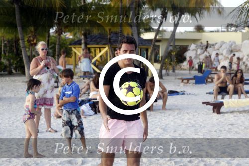 Curacao 29 december 2011
Jan Smit Nick en Simon en Kees Kwakman voetvolleyen tegen Frank de Boer Guido Albers en Edwin v d Sar op het strand van Lions dive. De artiesten winnen uiteindelijk met 4-1 in sets.
Peter Smulders bv