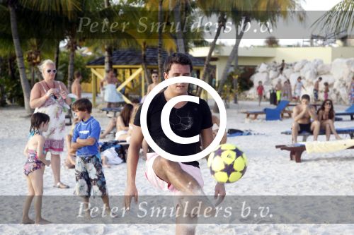 Curacao 29 december 2011
Jan Smit Nick en Simon en Kees Kwakman voetvolleyen tegen Frank de Boer Guido Albers en Edwin v d Sar op het strand van Lions dive. De artiesten winnen uiteindelijk met 4-1 in sets.
Peter Smulders bv