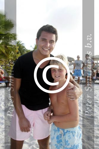 Curacao 29 december 2011
Jan Smit Nick en Simon en Kees Kwakman voetvolleyen tegen Frank de Boer Guido Albers en Edwin v d Sar op het strand van Lions dive. De artiesten winnen uiteindelijk met 4-1 in sets.
Peter Smulders bv