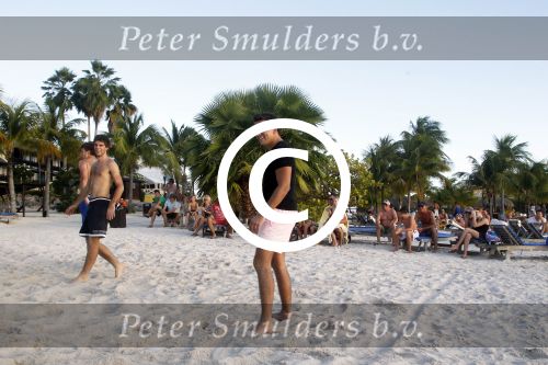 Curacao 29 december 2011
Jan Smit Nick en Simon en Kees Kwakman voetvolleyen tegen Frank de Boer Guido Albers en Edwin v d Sar op het strand van Lions dive. De artiesten winnen uiteindelijk met 4-1 in sets.
Peter Smulders bv
