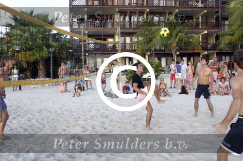 Curacao 29 december 2011
Jan Smit Nick en Simon en Kees Kwakman voetvolleyen tegen Frank de Boer Guido Albers en Edwin v d Sar op het strand van Lions dive. De artiesten winnen uiteindelijk met 4-1 in sets.
Peter Smulders bv