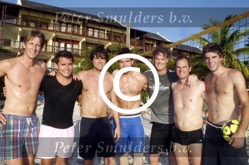 Curacao 29 december 2011
Jan Smit Nick en Simon en Kees Kwakman voetvolleyen tegen Frank de Boer Guido Albers en Edwin v d Sar op het strand van Lions dive. De artiesten winnen uiteindelijk met 4-1 in sets.
Peter Smulders bv