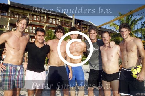 Curacao 29 december 2011
Jan Smit Nick en Simon en Kees Kwakman voetvolleyen tegen Frank de Boer Guido Albers en Edwin v d Sar op het strand van Lions dive. De artiesten winnen uiteindelijk met 4-1 in sets.
Peter Smulders bv