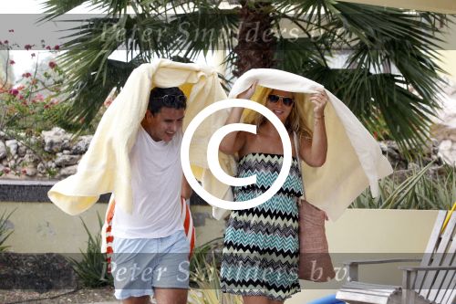 Curacao 30 december 2011
Jan en Lisa Smit schuilen onder handdoek voor regen bui op curacao .
Peter Smulders bv