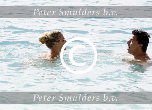 Curacao 31 december 2011
Jan en Lisa Smit op Jan zijn verjaardag in zee en bij Mambo beach.
Peter Smulders bv