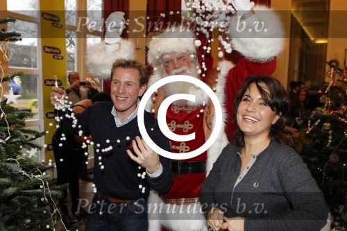 Amsterdam 8 december 2011
Bn ers tuigen kerstboom op voor het goede doel in artis. De aktie is mogelijk gemaakt door Sky radio. Jochem Uytenhage en Dione de Graaff
Peter Smulders bv