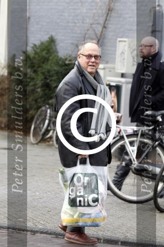 Amsterdam 17 december 2011
Joop Braakhekke doet boodschappen op de cornelis schuytstraat.
Peter Smulders bv