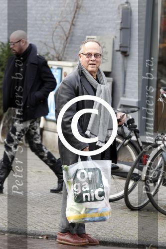 Amsterdam 17 december 2011
Joop Braakhekke doet boodschappen op de cornelis schuytstraat.
Peter Smulders bv