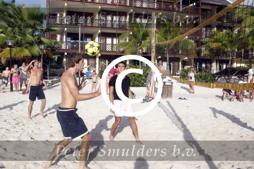 Curacao 29 december 2011
Jan Smit Nick en Simon en Kees Kwakman voetvolleyen tegen Frank de Boer Guido Albers en Edwin v d Sar op het strand van Lions dive. De artiesten winnen uiteindelijk met 4-1 in sets.
Peter Smulders bv