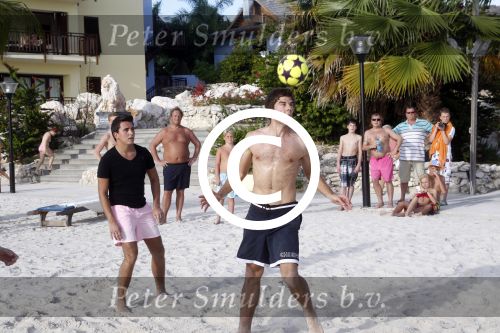 Curacao 29 december 2011
Jan Smit Nick en Simon en Kees Kwakman voetvolleyen tegen Frank de Boer Guido Albers en Edwin v d Sar op het strand van Lions dive. De artiesten winnen uiteindelijk met 4-1 in sets.
Peter Smulders bv