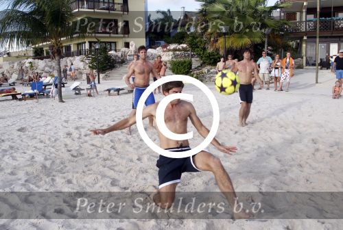 Curacao 29 december 2011
Jan Smit Nick en Simon en Kees Kwakman voetvolleyen tegen Frank de Boer Guido Albers en Edwin v d Sar op het strand van Lions dive. De artiesten winnen uiteindelijk met 4-1 in sets.
Peter Smulders bv