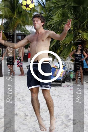 Curacao 29 december 2011
Jan Smit Nick en Simon en Kees Kwakman voetvolleyen tegen Frank de Boer Guido Albers en Edwin v d Sar op het strand van Lions dive. De artiesten winnen uiteindelijk met 4-1 in sets.
Peter Smulders bv